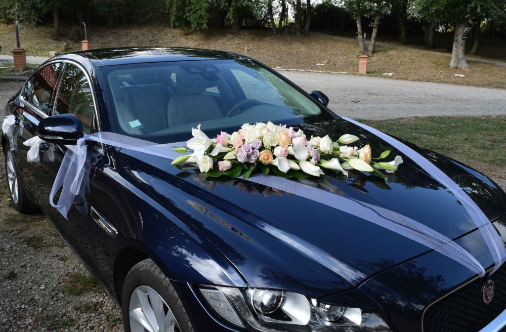 décoration de voiture de mariés en couleurs pastel pour un mariage au Moulin de Rudelle en couleurs pastel