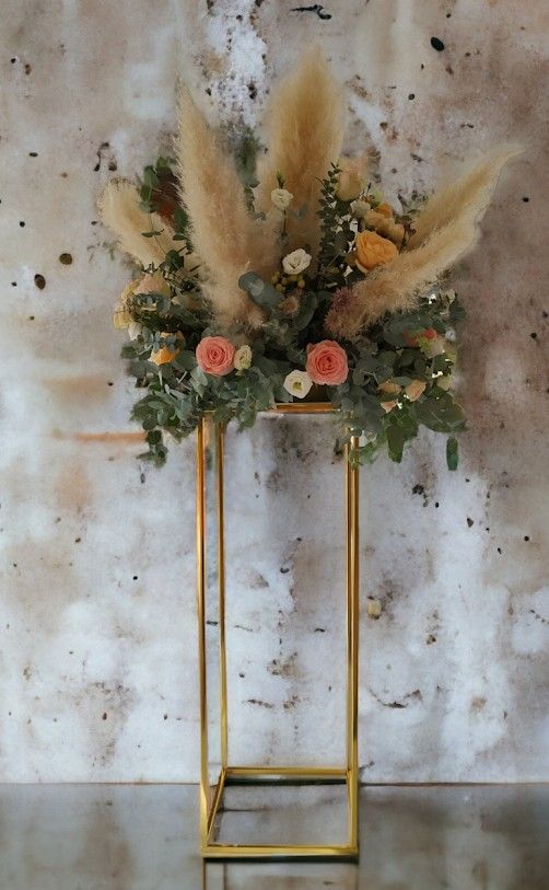 Sellette dorée avec pampa et roses pour mariage par fleuriste spécial mariage A Fleur d'Art