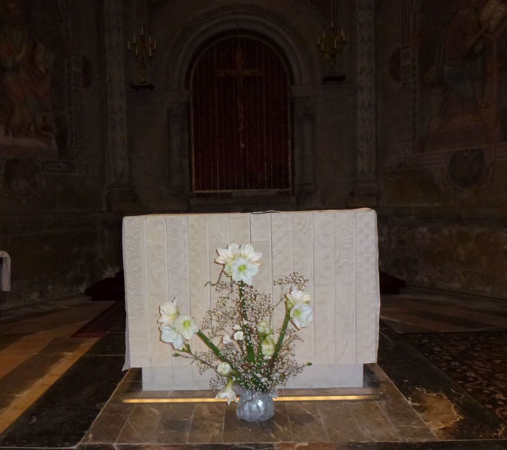 Décoration devant l'autel pour mariage à l'église  par fleuriste mariage