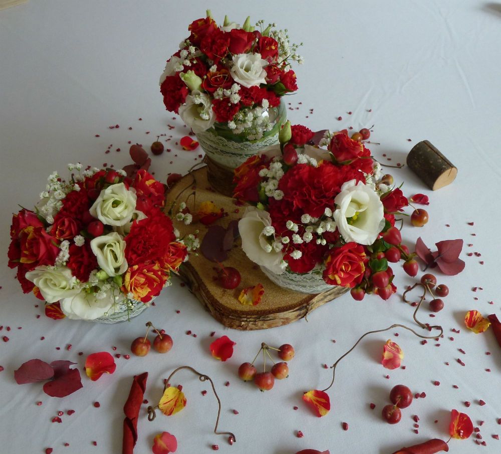 Décoration de table mariage automne avec mini bouquet en tons rouge pour mariage bouquet de mariée