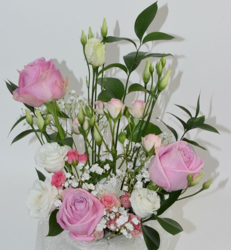 Bouquet autoportant pour la vierge Marie pour un mariage à l'église couleurs rose et blanc par afleurdart