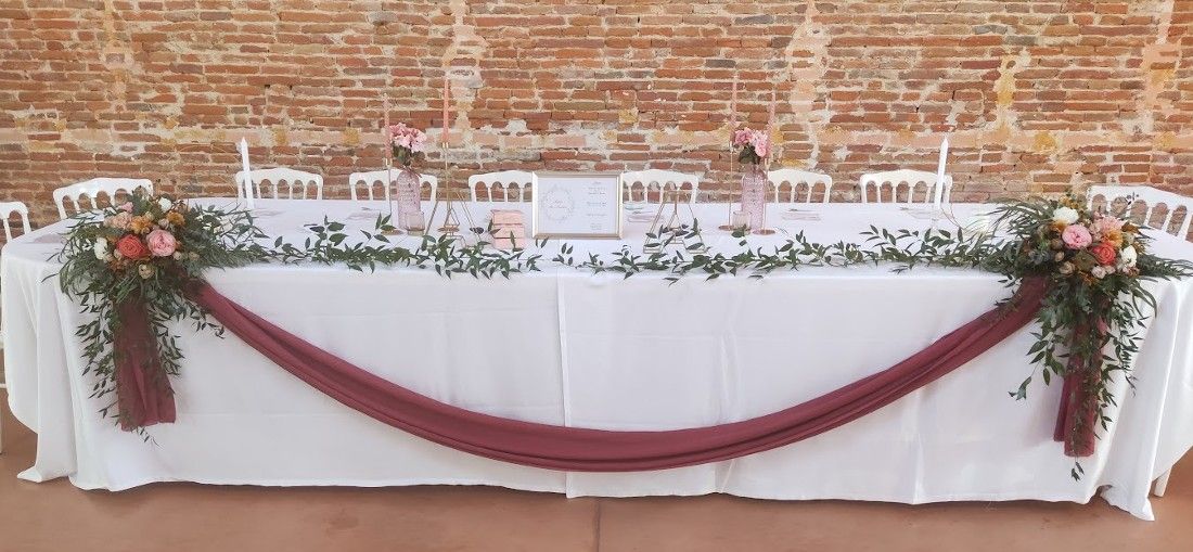 Table d'honneur avec guirlande feuillage et tissus au Château de Moussens à Caujac par fleuriste mariage Auterive A Fleur d'Art Tina Black