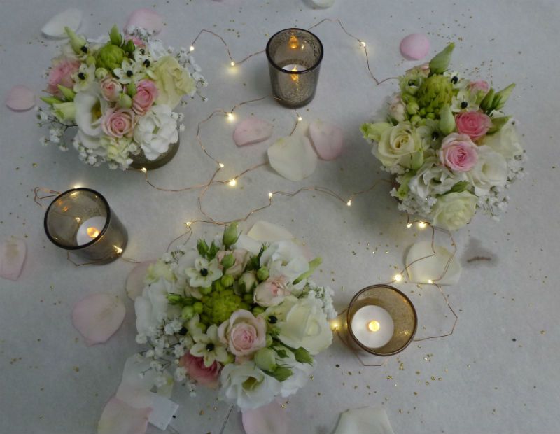 Mini bouquet et guirlande led pour mariage chic et décontracté