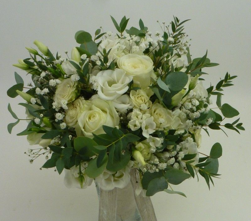 Bouquet de la mariée tout blanc et eucalyptus