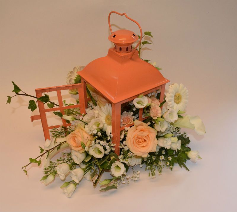 Lanterne fleuri en décoration de table pour mariage en couleur corail fleuriste toulouse mariage centre de table