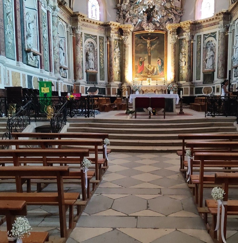 Bouts de bancs église en fleurs pour mariage église Saint Jacques Muret par fleuriste mariage A Fleur d'Art