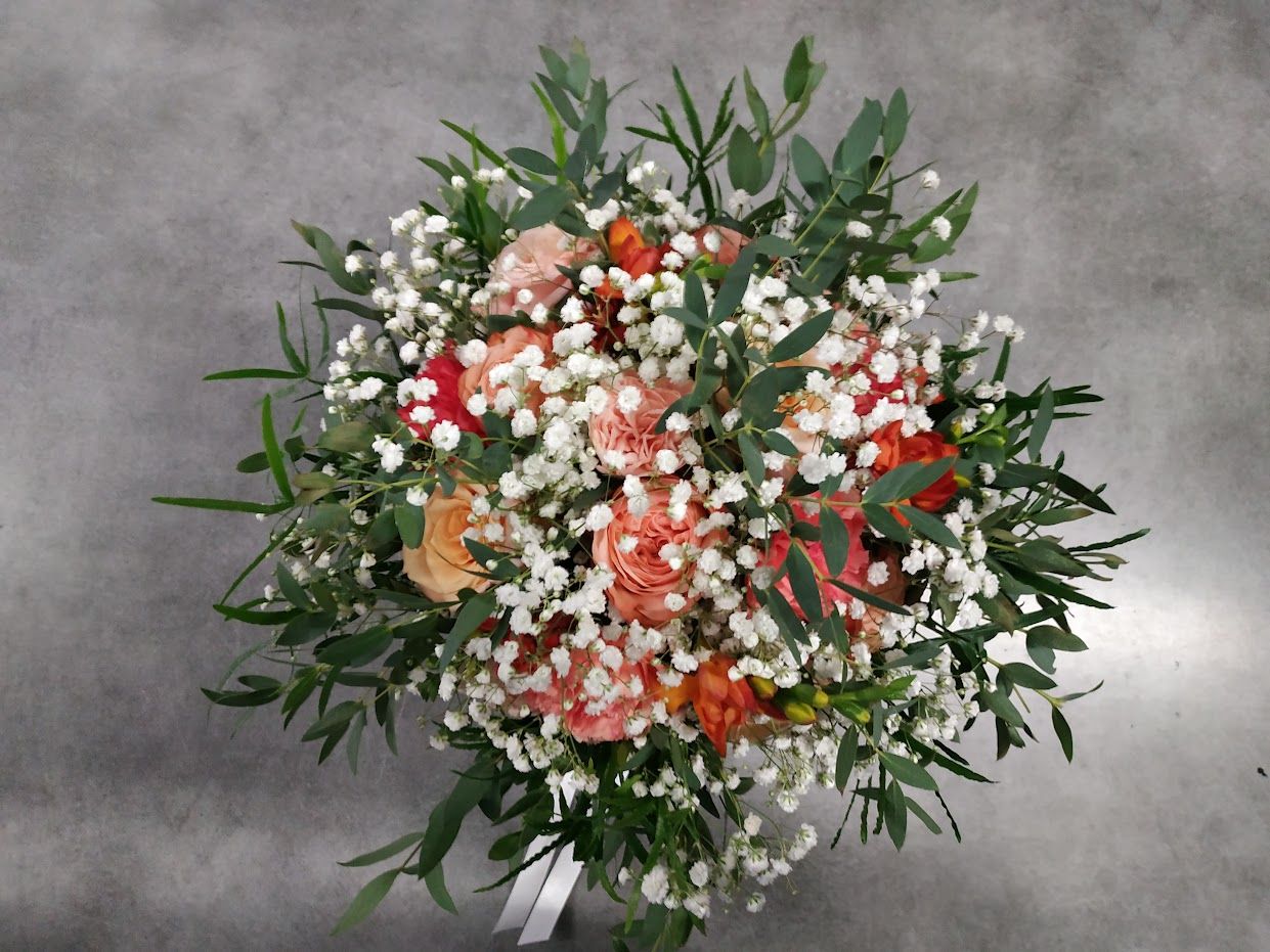 Bouquet de mariage en couleur corail par A Fleur d'Art Fleuriste mariage