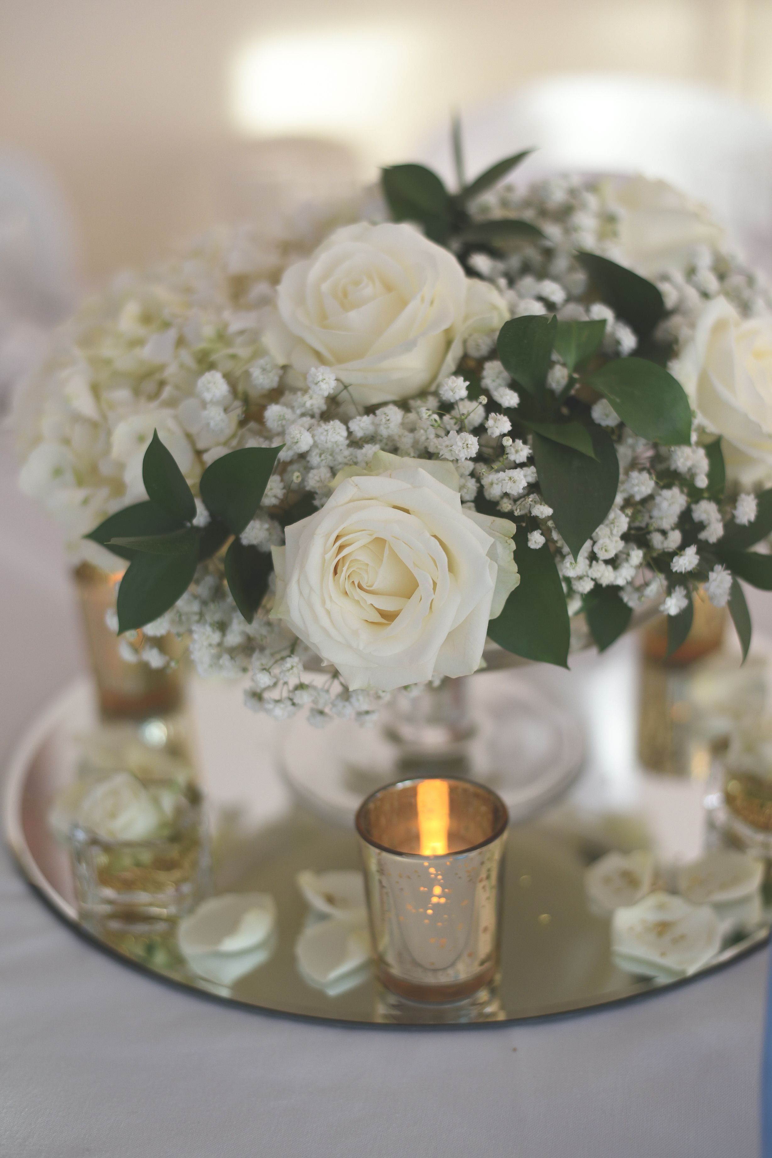 Demi-sphère en hortensias et roses blanches pour un mariage princesse