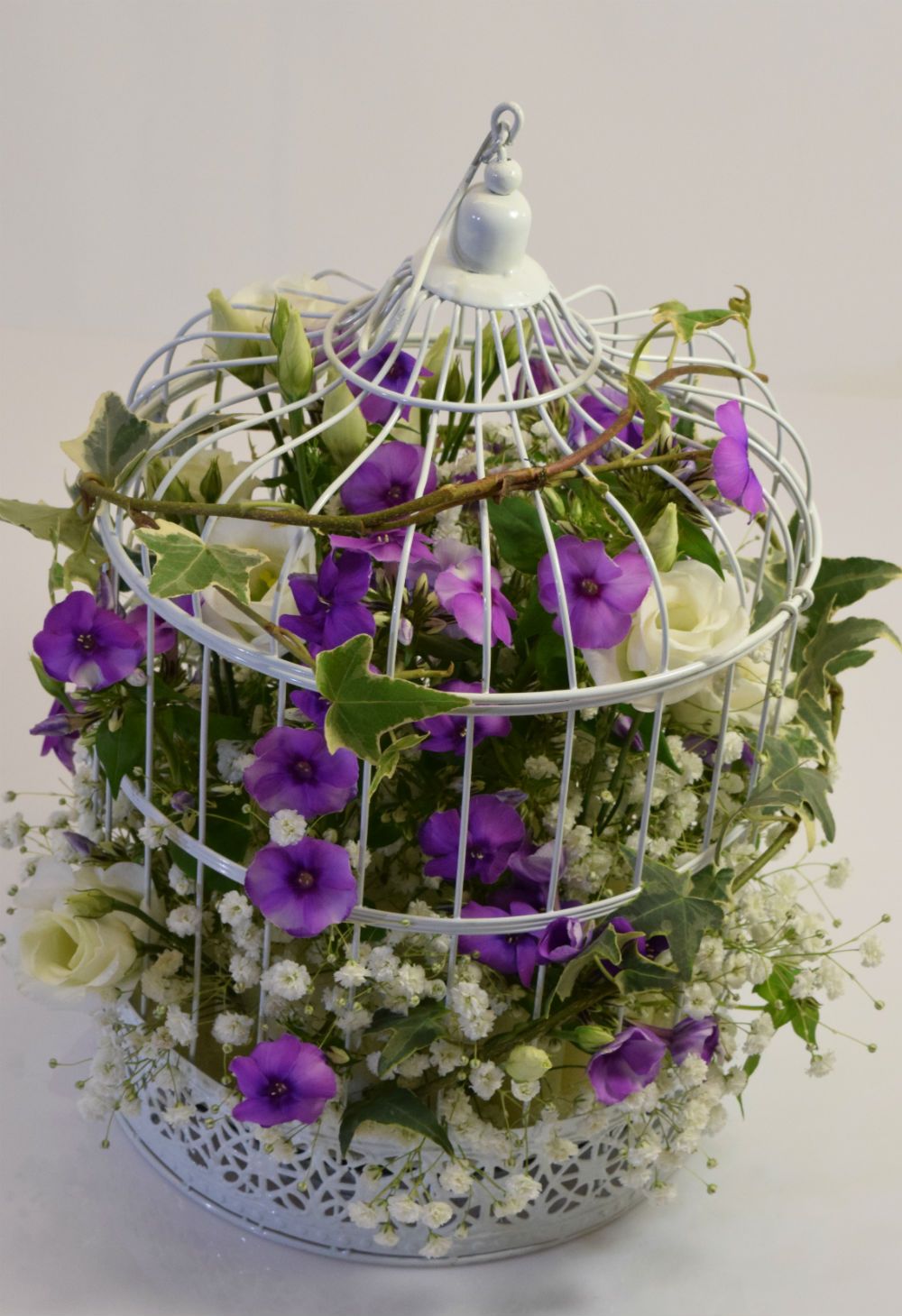 Centre de table pour mariage en cage oiseaux fleuri couleur violet par fleuriste mariage afleurdart