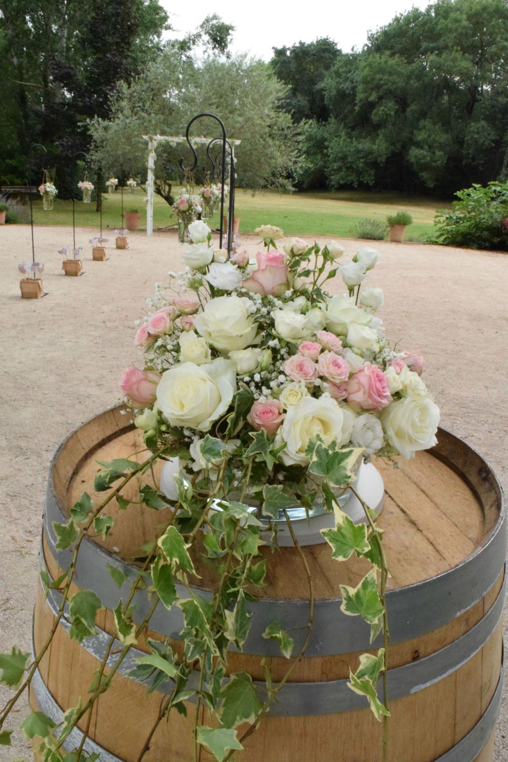 tonneau de vin décoré avec bouquet de fleur pour mariage toulouse roses roses pâles et blanches pour mariages