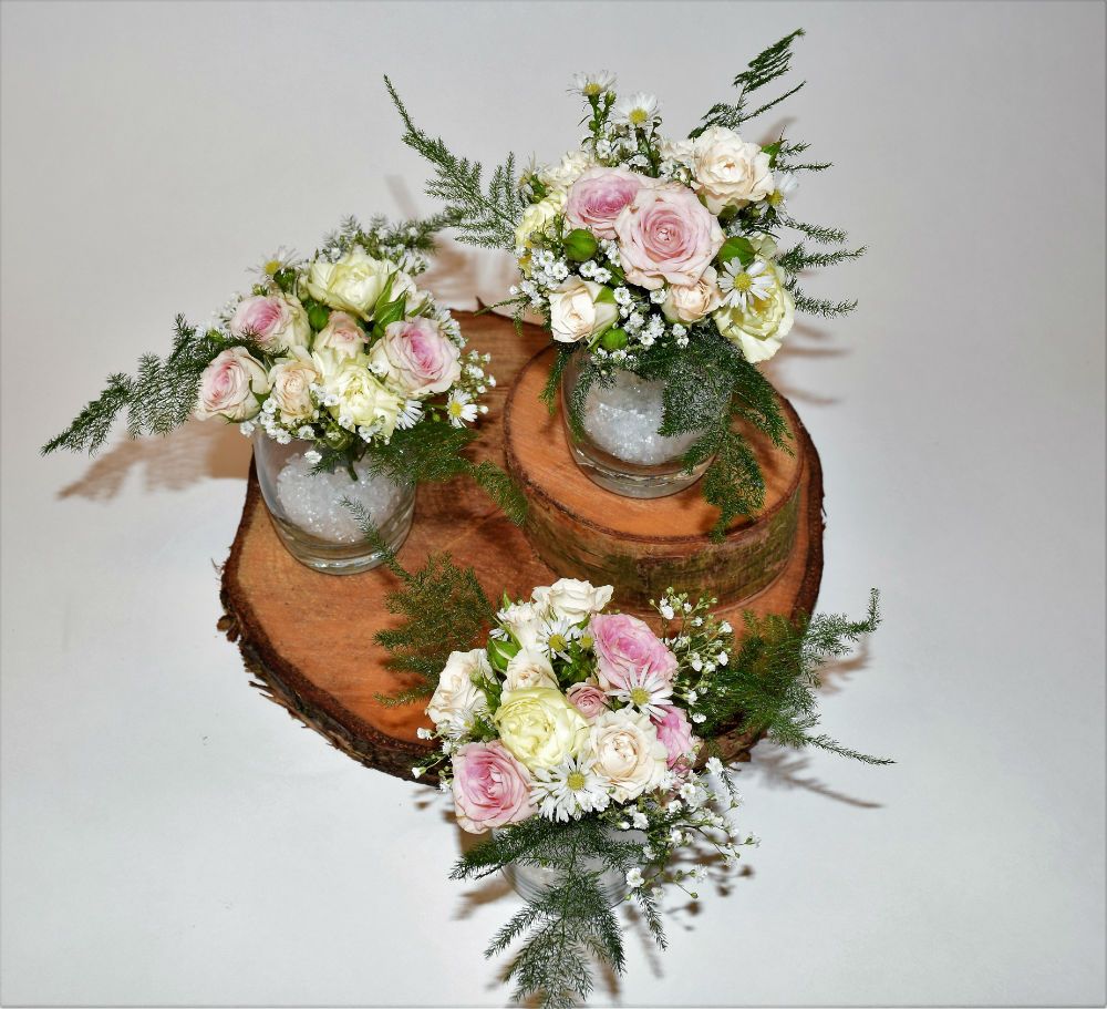 Mini bouquets en décoration de table mariage pour un mariage champêtre et nature