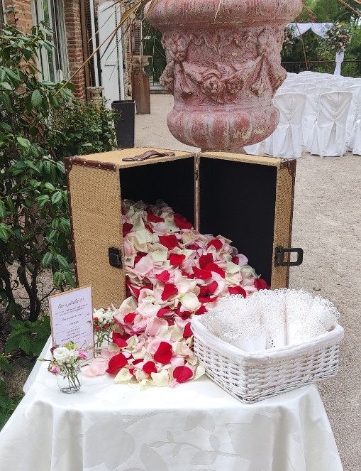 Bar à pétales de roses et cornets pour mariage champêtre Muret fleuriste Toulouse