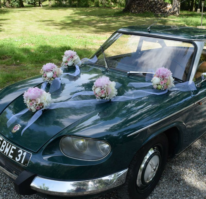 Ancienne Voiture Fleurie Pour Mariage au Moulin de Rudelle - Décors voiture Mariage - A Fleur d'Art - Artisan Fleuriste Professionnelle