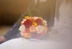 Bouquet de la mariée en fleurs éternelles pour un mariage en couleurs vives