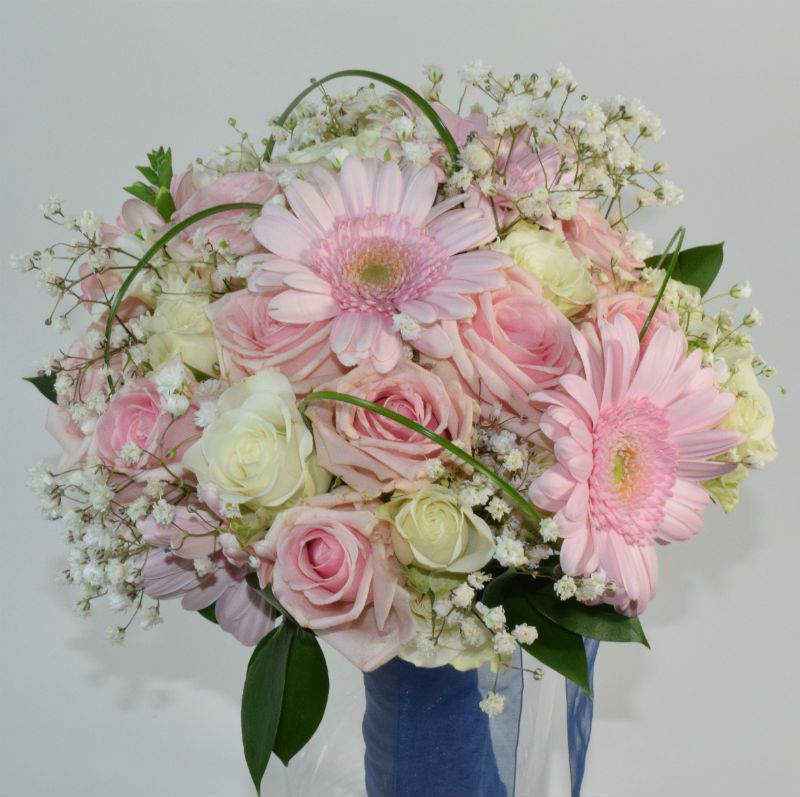 Bouquet de mariage multi-fleurs en rose et blanc pour un thème de mariage champêtre