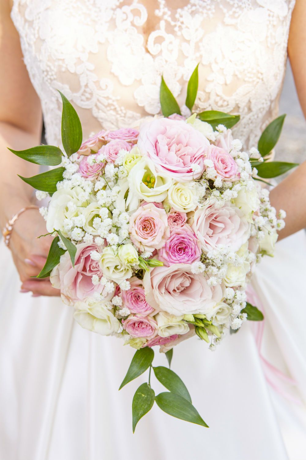 A Fleur d'Art - la mariée au Moulin de Rudelle avec bouquet rond de la mariée en rose pale et blanc