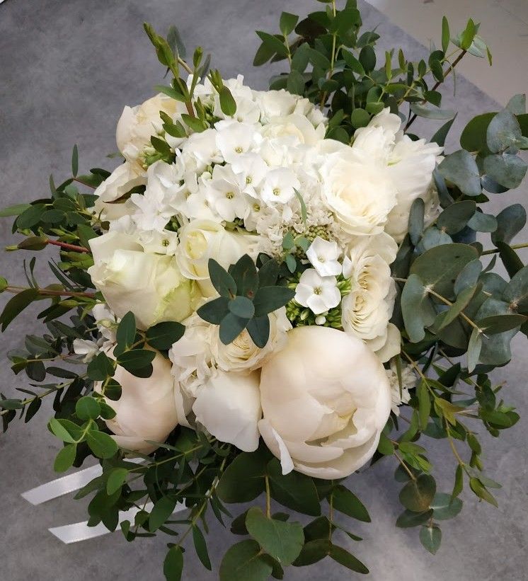 Bouquet de la mariée blanc avec pivoines pour mariage Toulouse par Tina Black fleuriste mariage