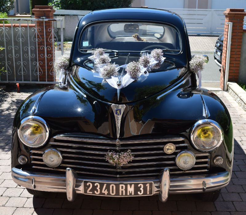 Voiture Fleurie Mariage Gypsophile  - Décors voiture Mariage - A Fleur d'Art - Artisan Fleuriste Professionnelle