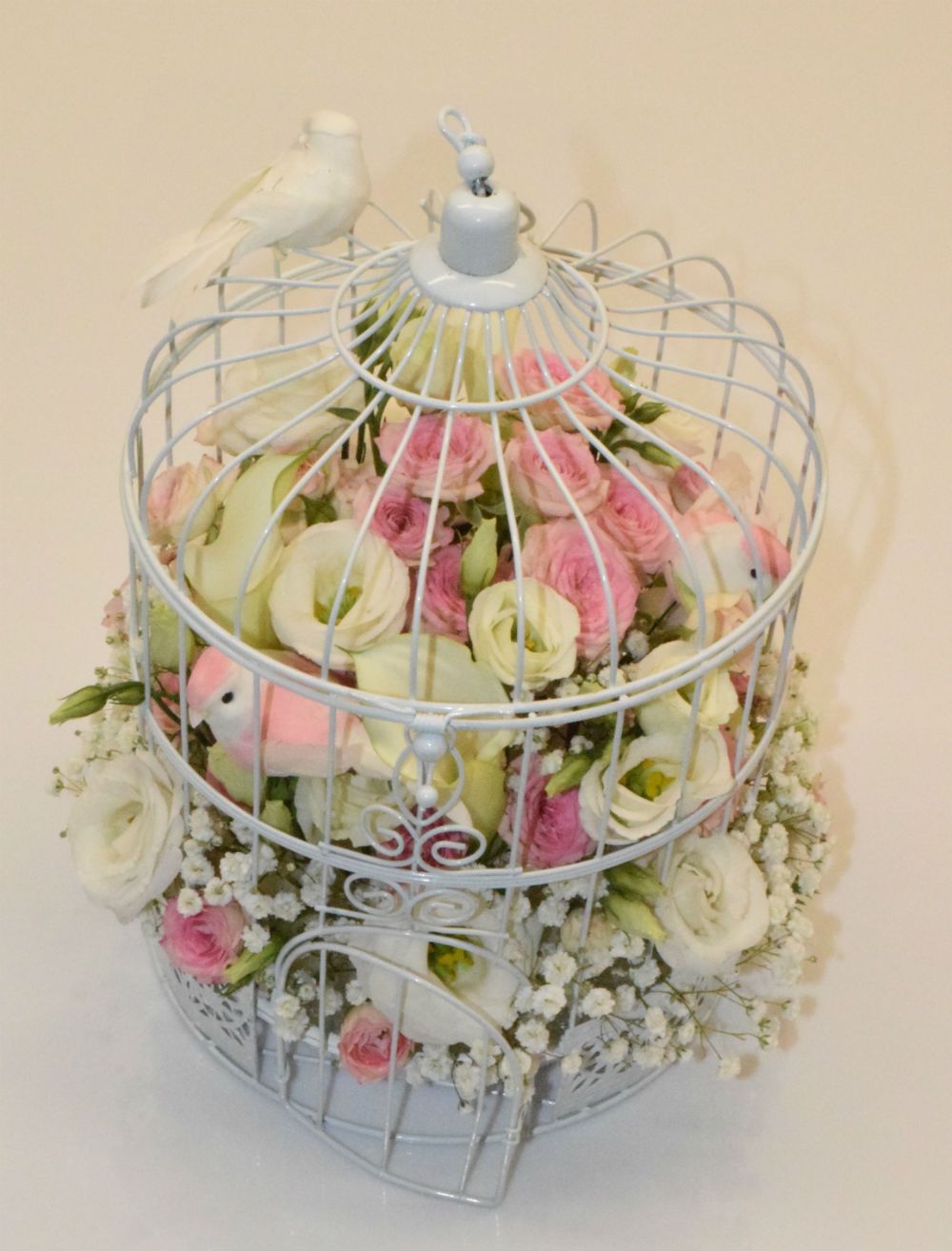 Décoration de table mariage avec cage oiseaux fleuri et oiseaux pour un mariage champêtre