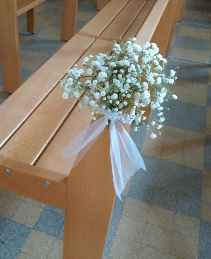 Décoration église avec gypsophile en bout de banc pour mariage Toulouse