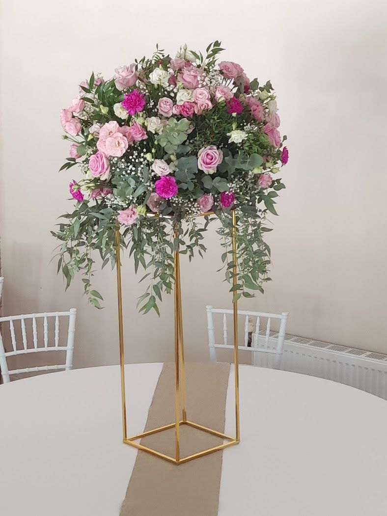 Colonne dorée pour mariage avec fleurs roses en dégradé par fleuriste mariage Muret Tina Black A Fleur d'Art