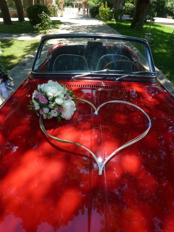 Décoration voiture mariage avec pivoines Moulin de Rudelle