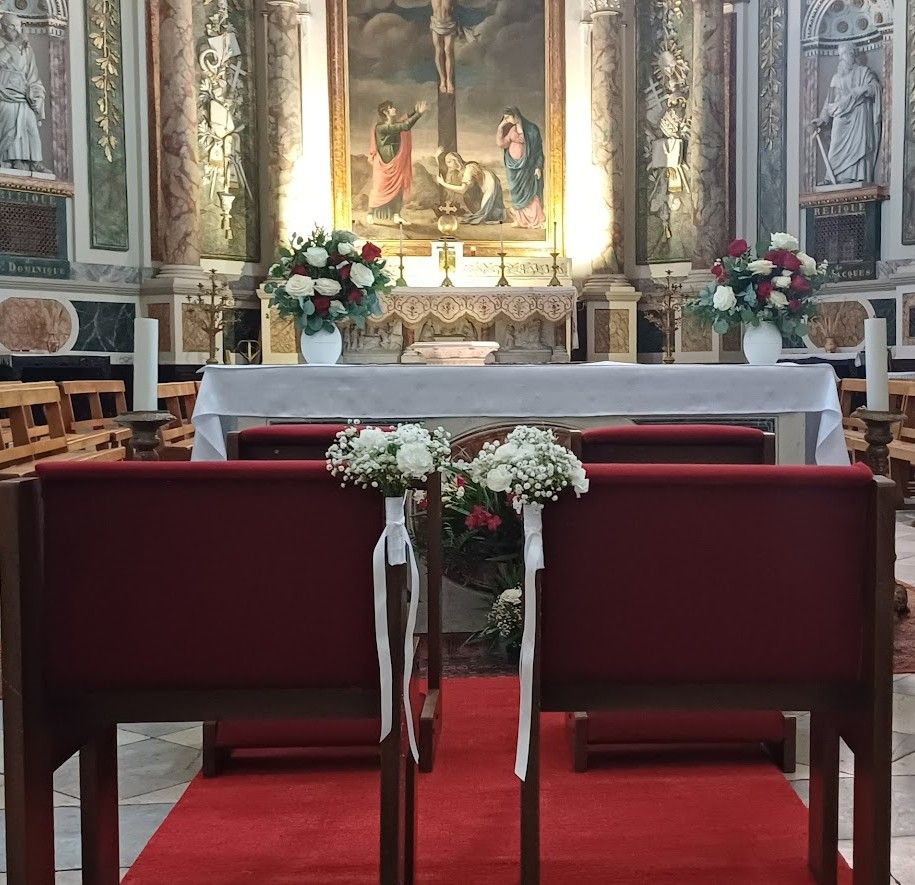 Bouquets pour l'autel église mariage par fleuriste mariage A Fleur d'Art