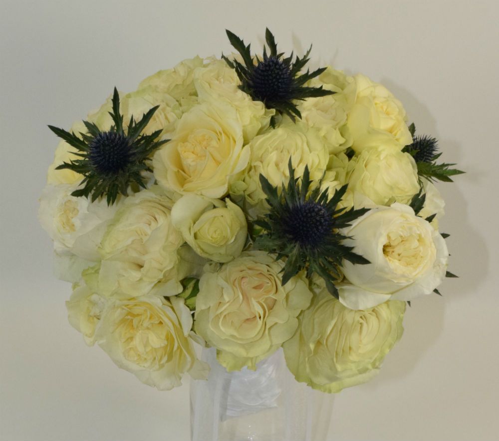 Bouquet de mariage en pivoines blanches et chardons bleu pour un mariage princesse et chic 